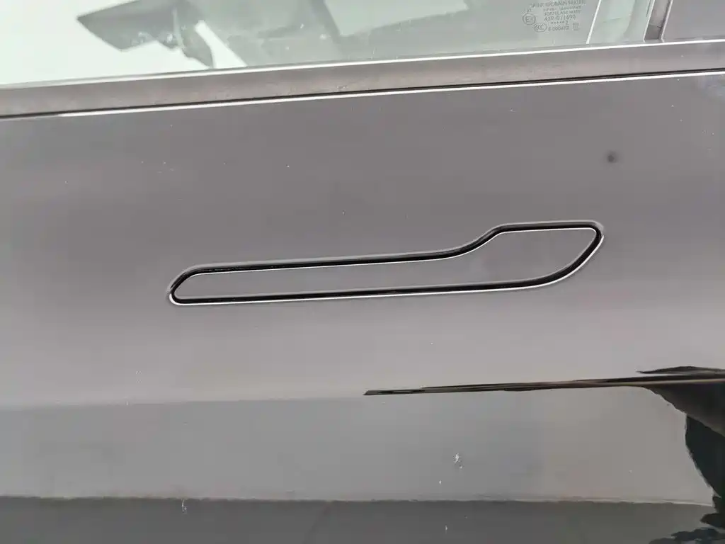 Tesla Model 3 — миниатюра 18