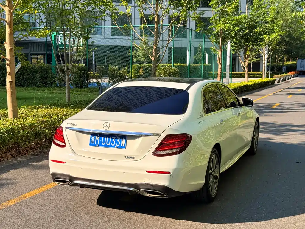 Mercedes-Benz E-Class — миниатюра 5