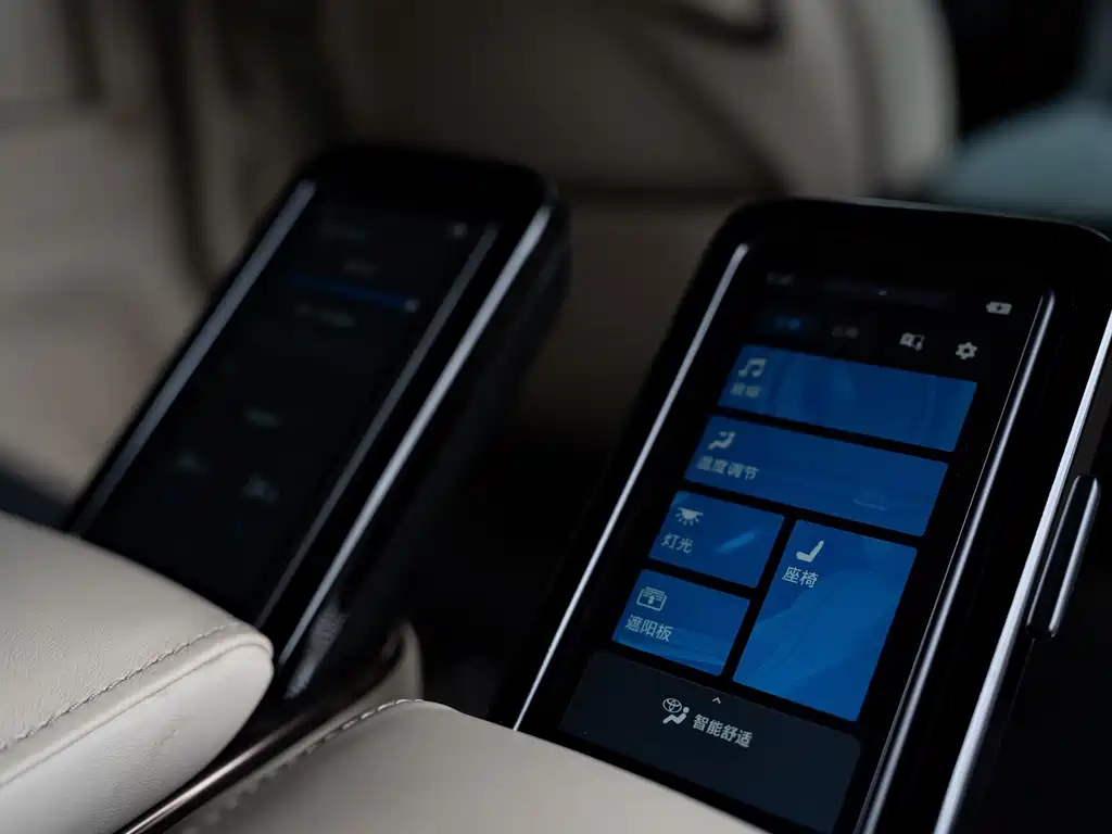 Toyota Alphard — миниатюра 12