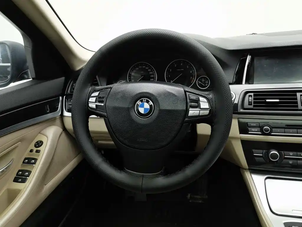 BMW 5 Series — миниатюра 11