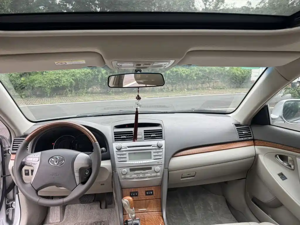 Toyota Camry — миниатюра 8