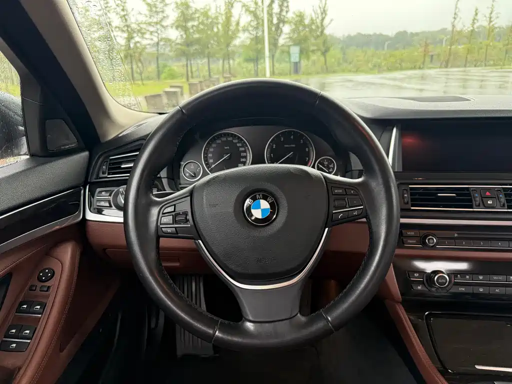 BMW 5 Series — миниатюра 12