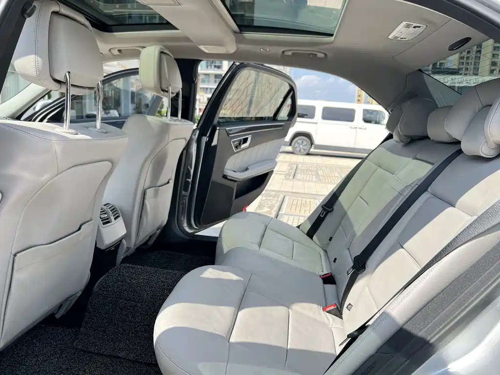 Mercedes-Benz E-Class — миниатюра 12