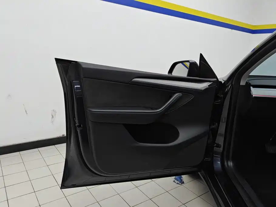 Tesla Model Y — миниатюра 7