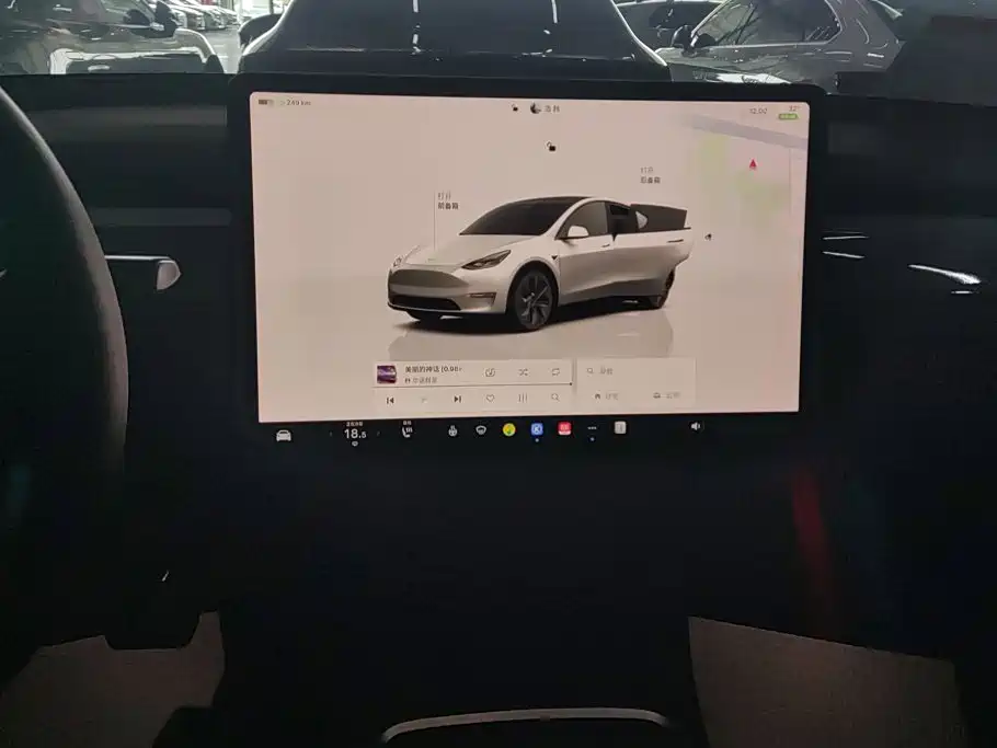 Tesla Model Y — миниатюра 13