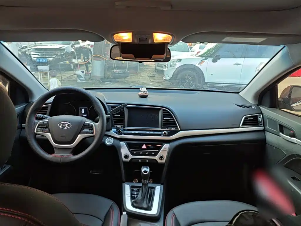 Hyundai Elantra — миниатюра 10