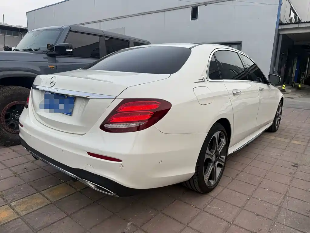 Mercedes-Benz E-Class — миниатюра 9