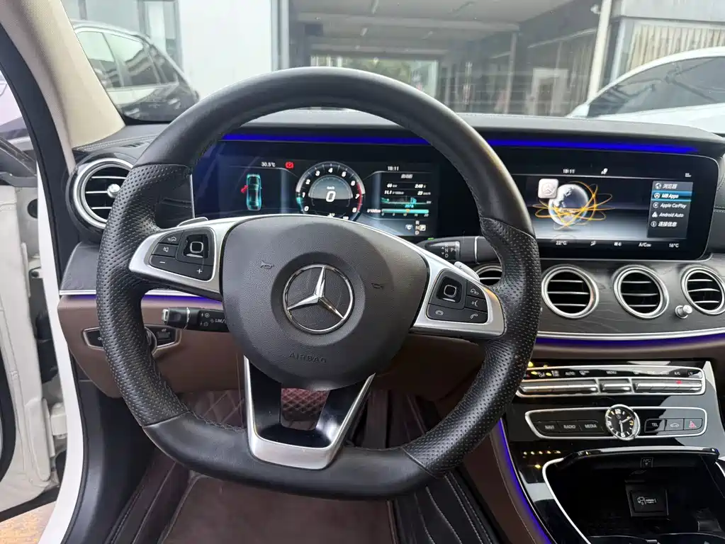 Mercedes-Benz E-Class — миниатюра 4