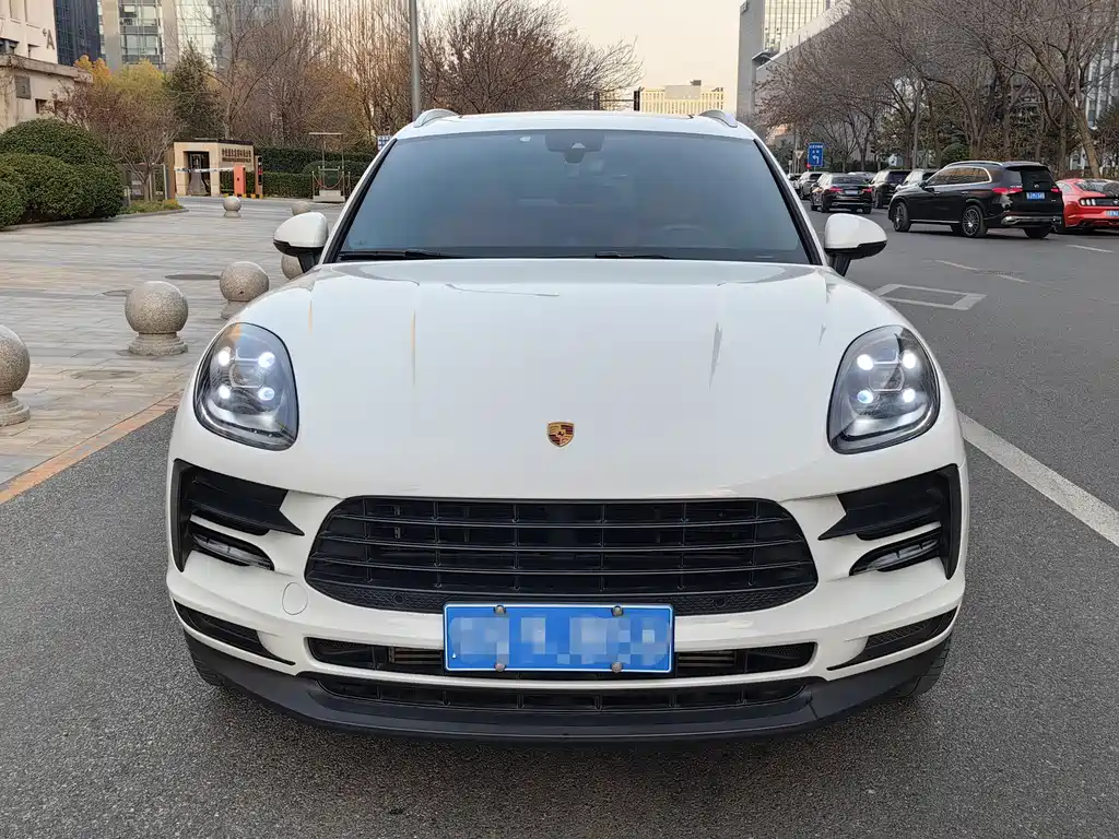 PORSCHE MACAN