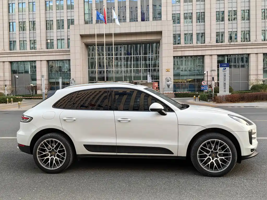 PORSCHE MACAN