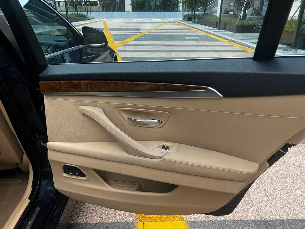 BMW 5 Series — миниатюра 14