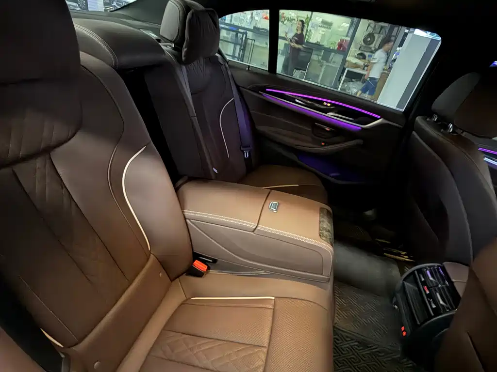 BMW 5 Series — миниатюра 9