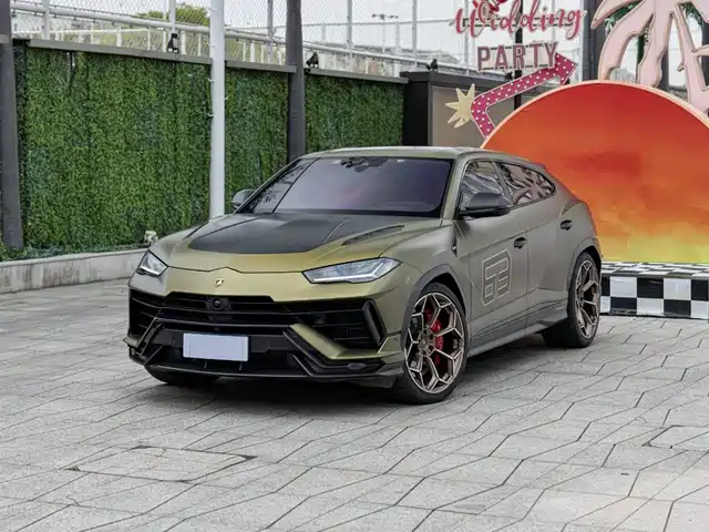 LAMBORGHINI URUS 2024
