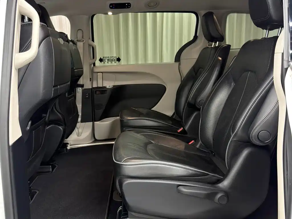 Chrysler Grand Voyager PHEV (Import) — миниатюра 5