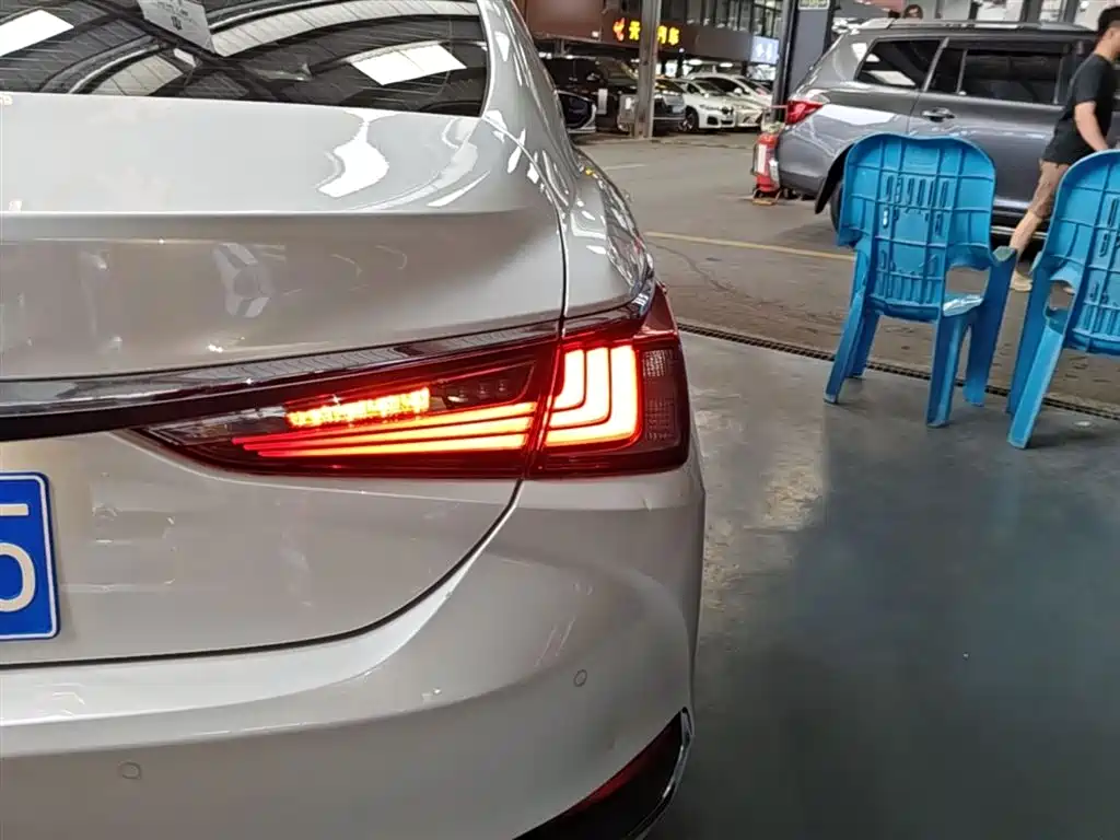 Lexus ES 2021 200