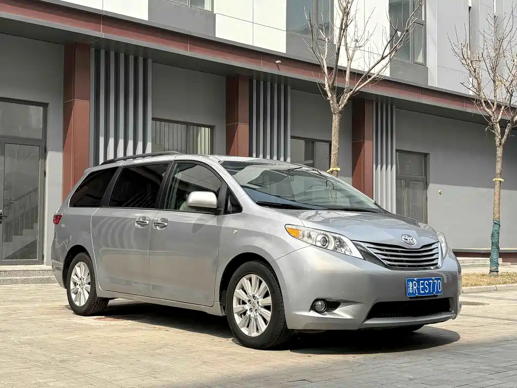 Toyota Sienna — миниатюра 2