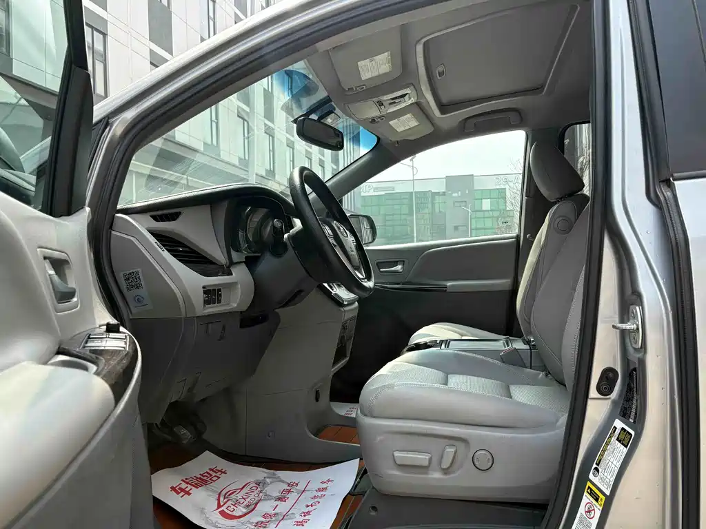 Toyota Sienna — миниатюра 6
