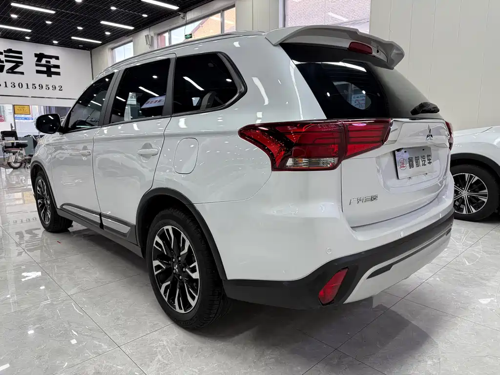 MITSUBISHI OUTLANDER