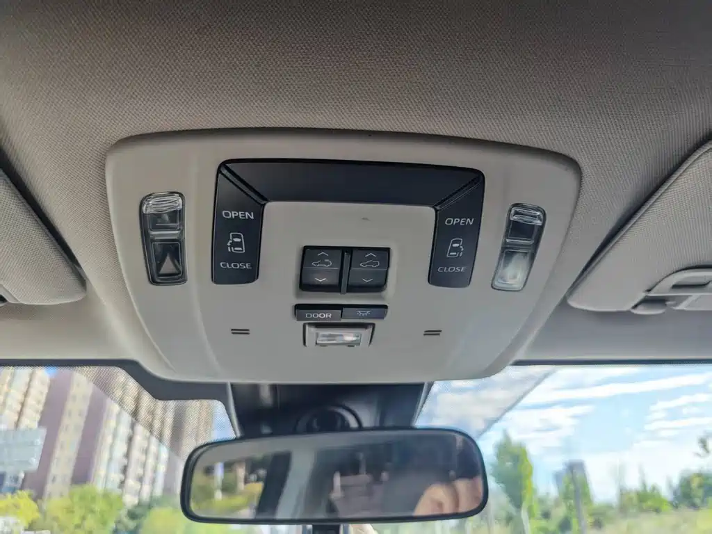 Toyota Granvia — миниатюра 11
