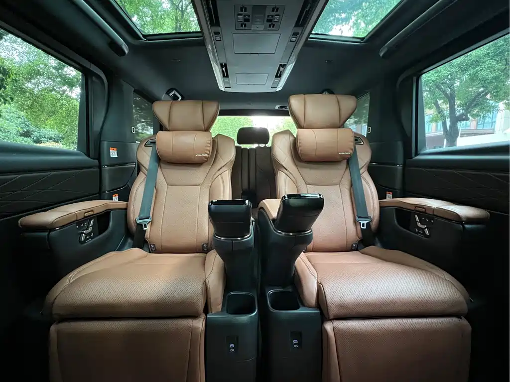 Toyota Alphard — миниатюра 13