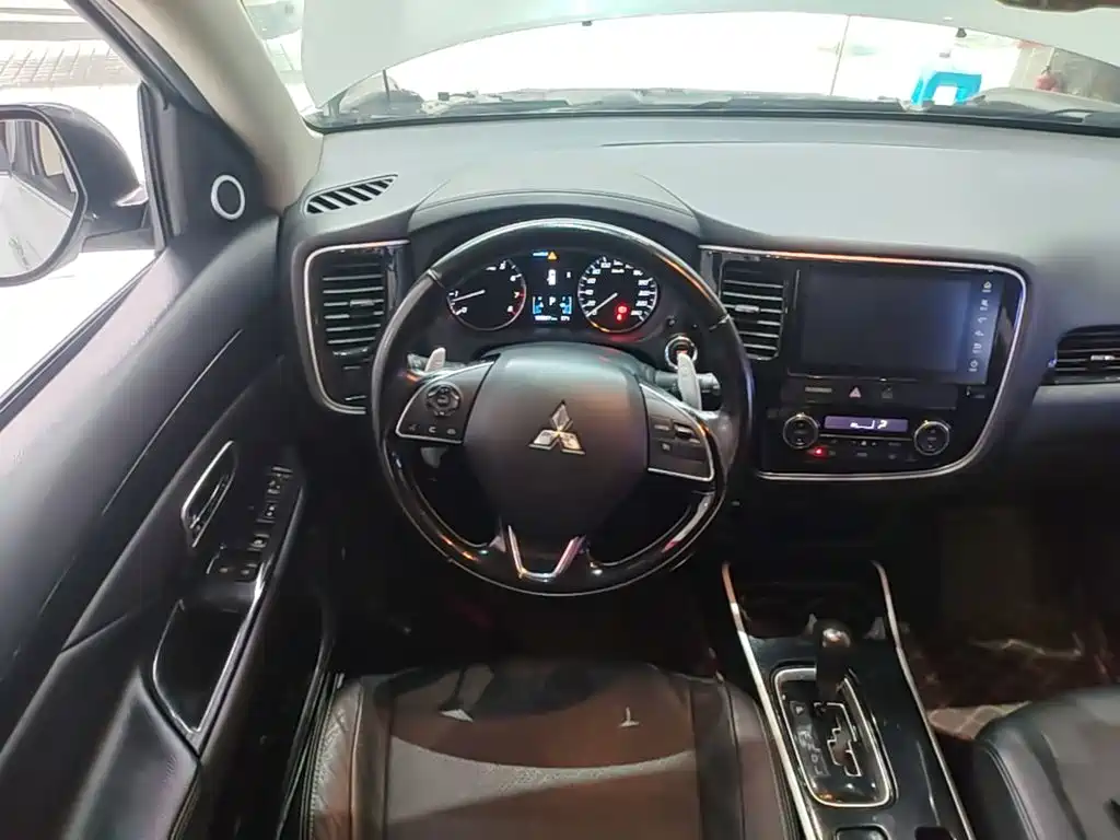 Mitsubishi Outlander — миниатюра 11