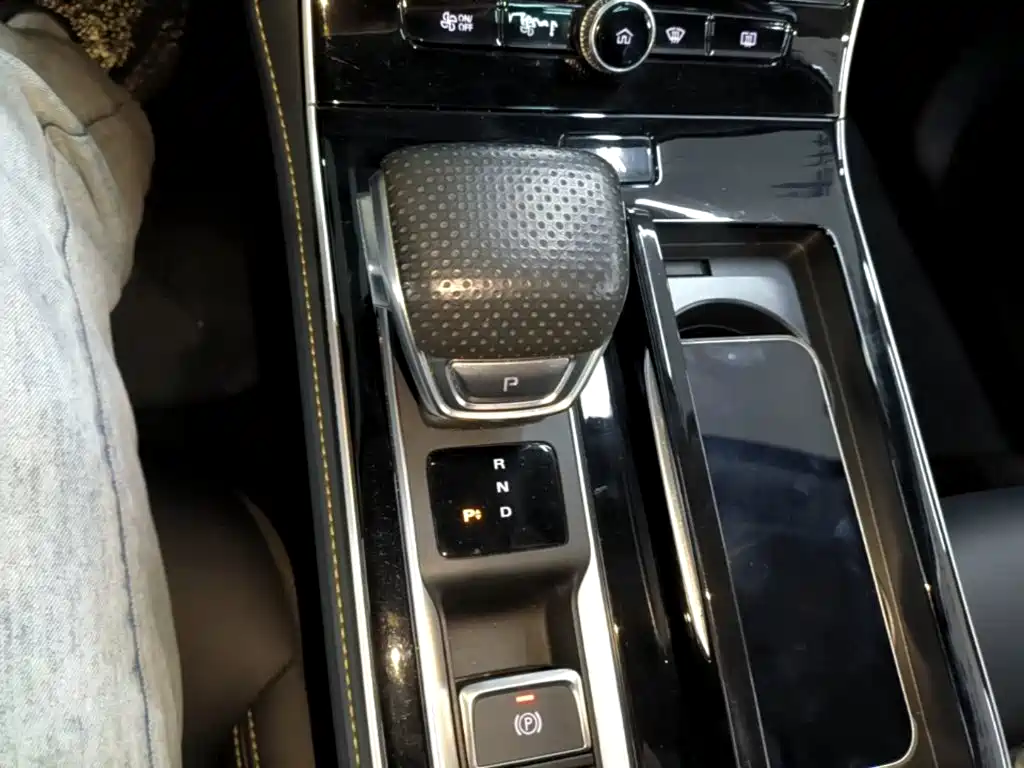 Roewe i6 MAX New Energy — миниатюра 14