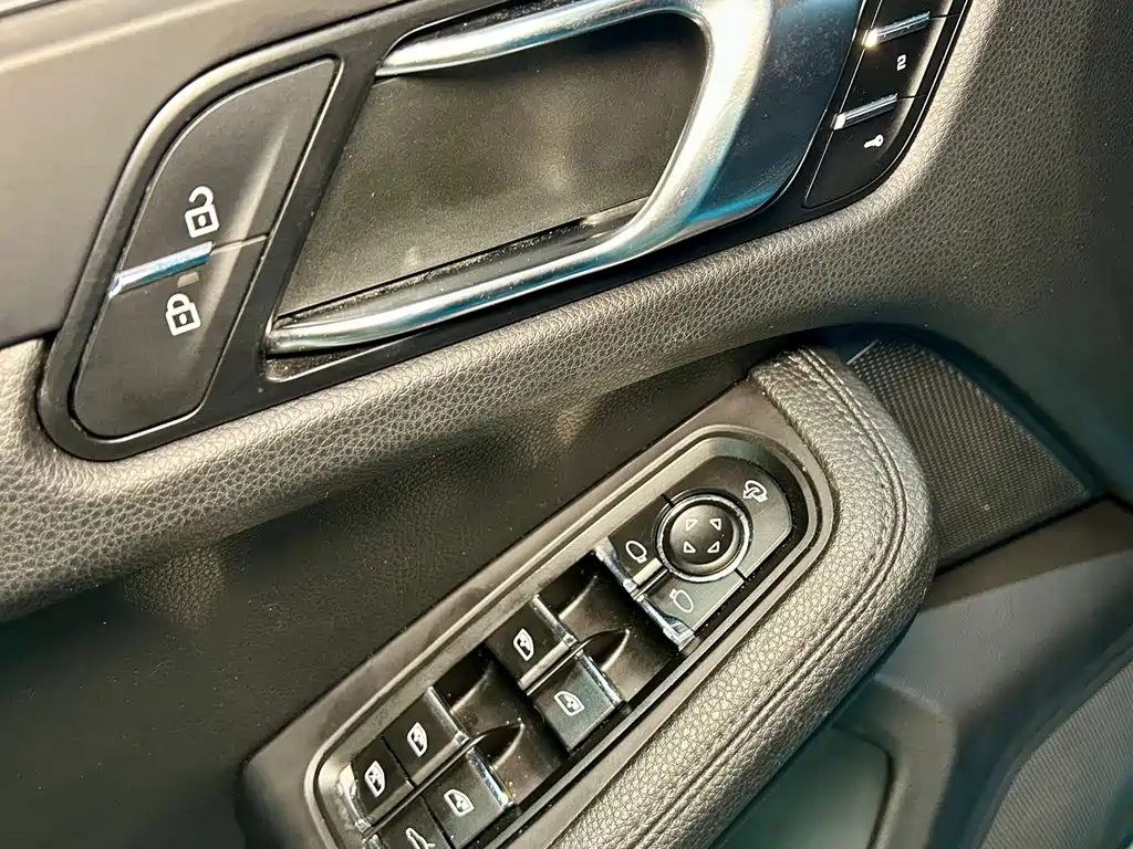 Porsche Macan — миниатюра 22