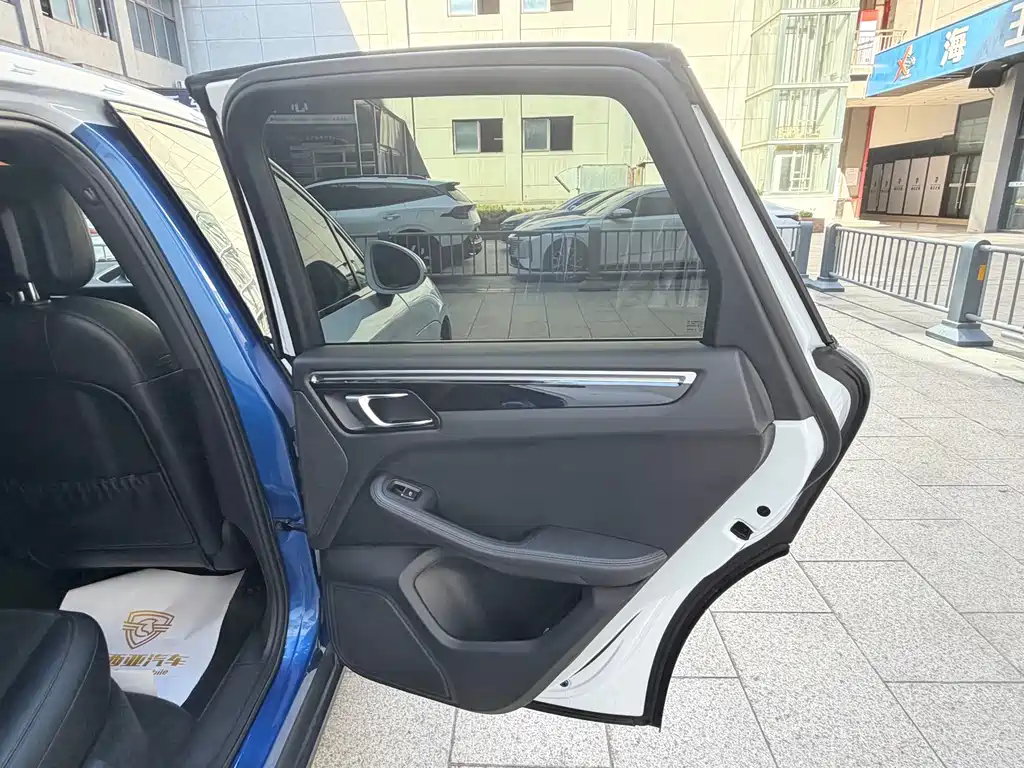 Porsche Macan — миниатюра 12