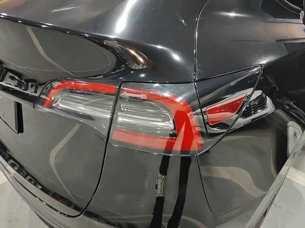 Tesla Model Y — миниатюра 8