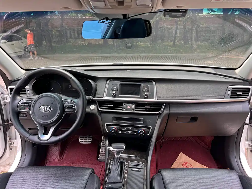 Kia K5 2016 2.0L AT LUX