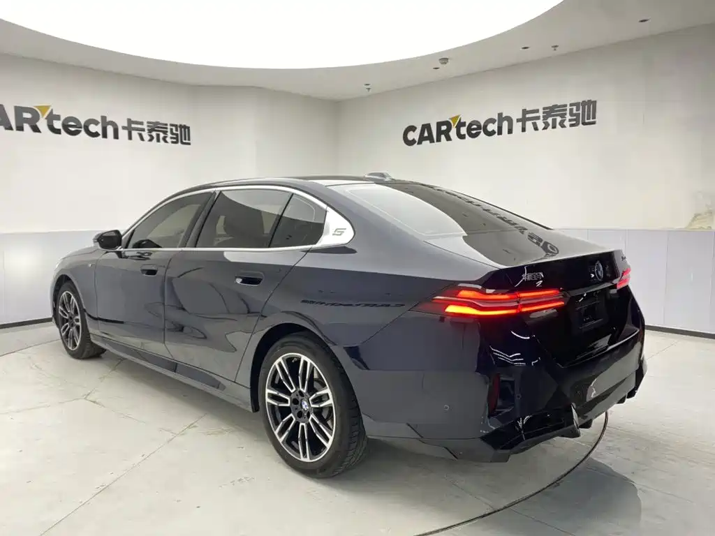BMW 5 Series — миниатюра 7