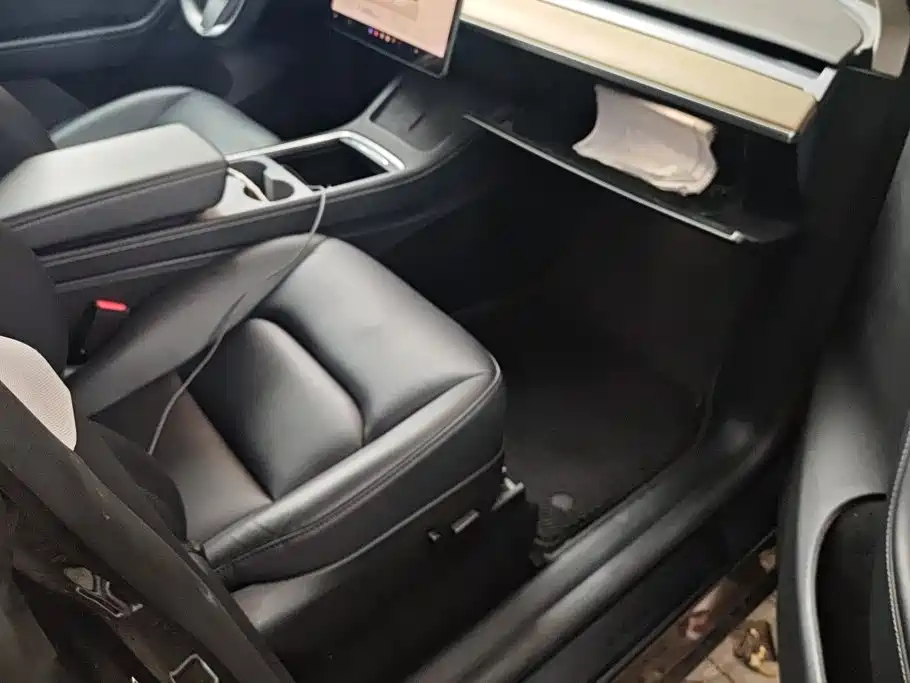 Tesla Model Y — миниатюра 8