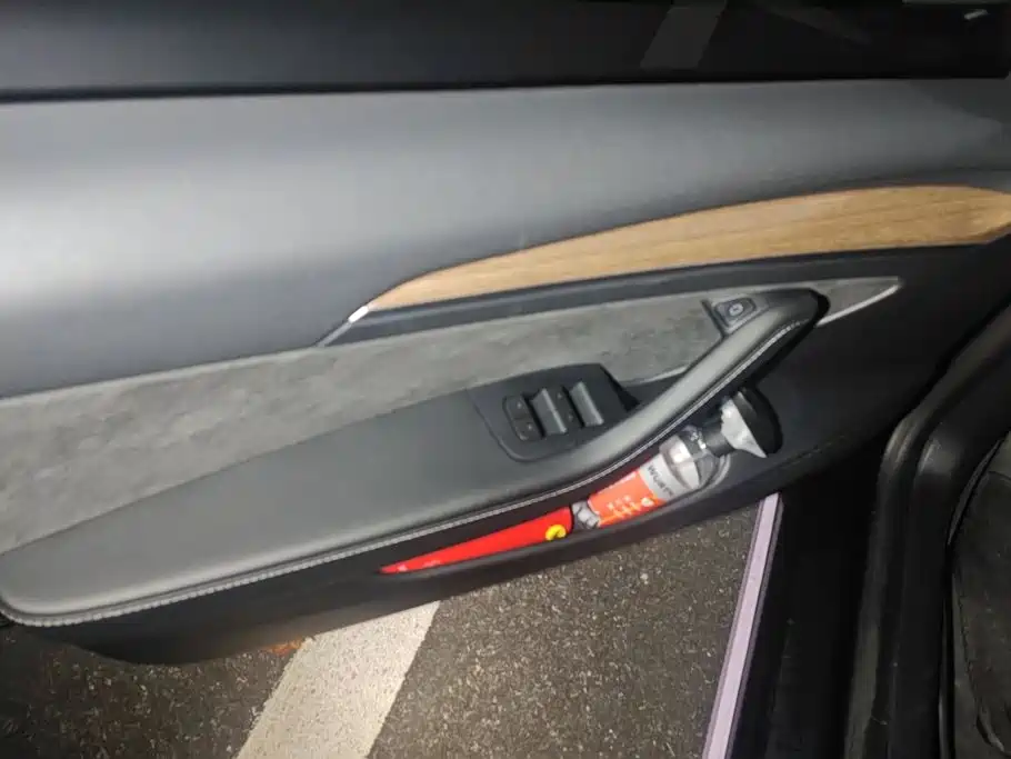 Tesla Model 3 — миниатюра 7