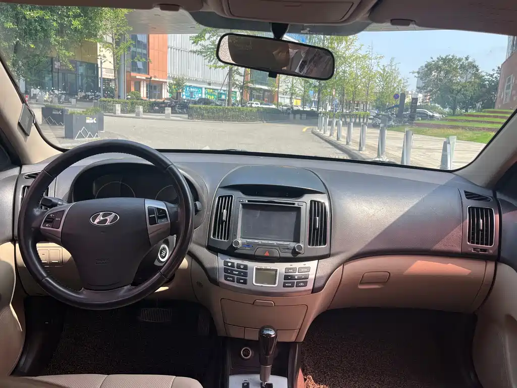 Hyundai Elantra — миниатюра 12