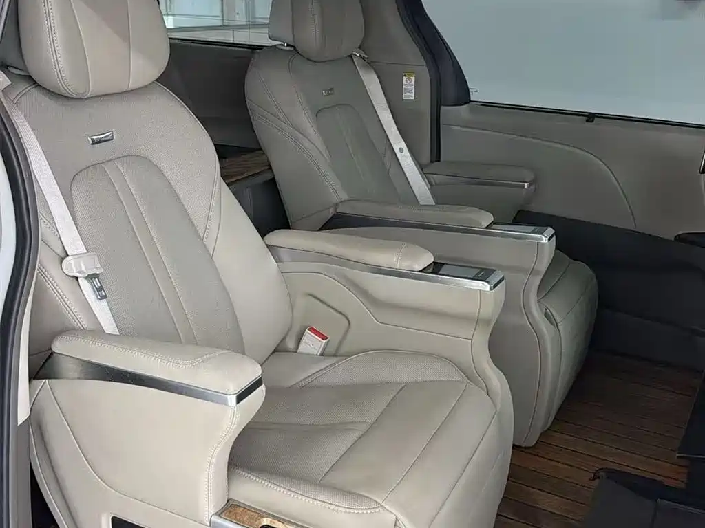 Toyota Sienna — миниатюра 4