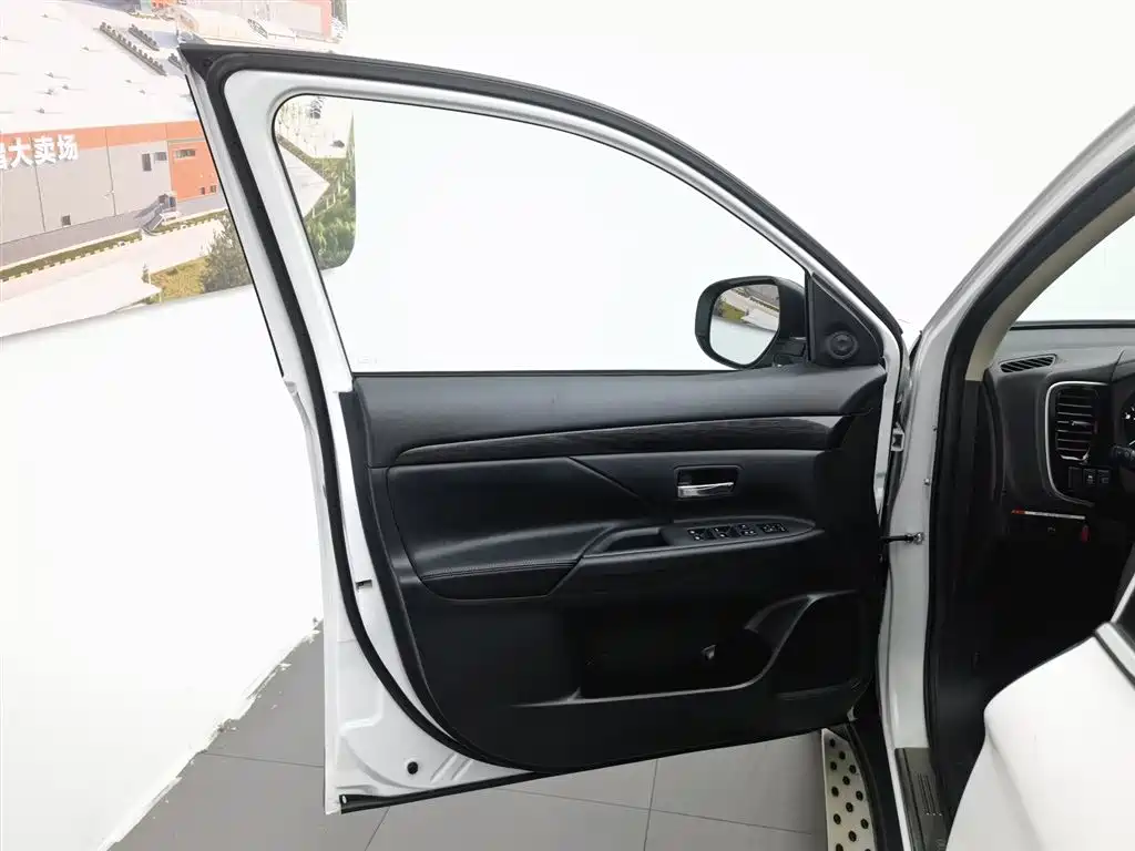 Mitsubishi Outlander 2016 2.4L Luxury 7 мест