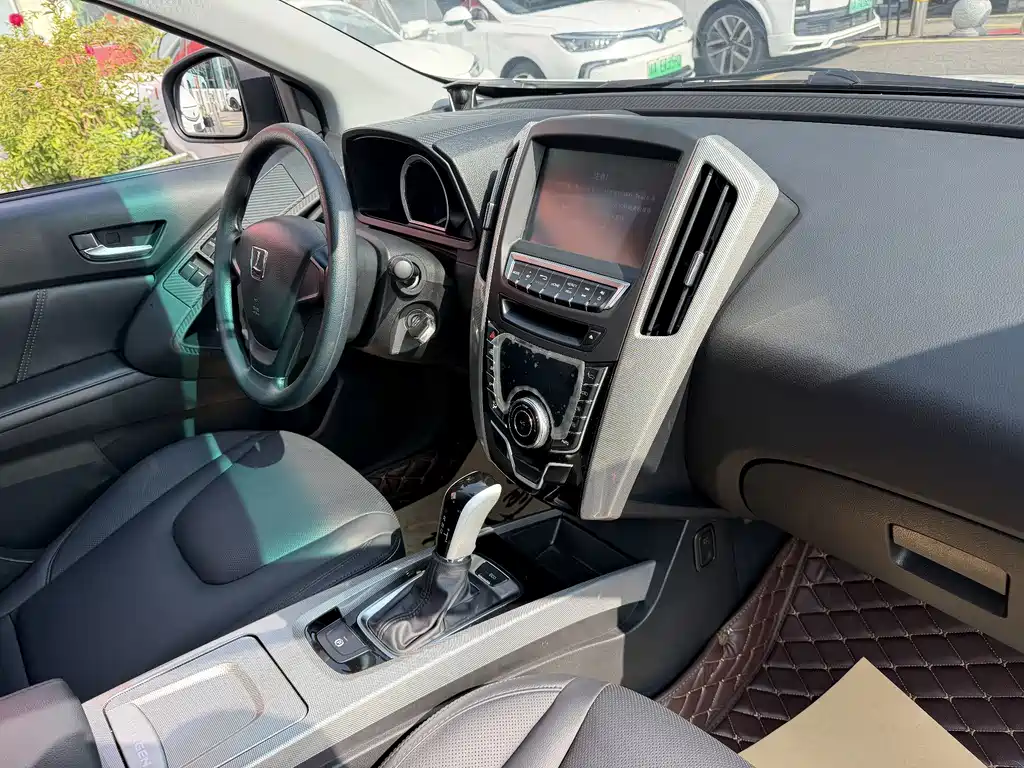 Luxgen U6 — миниатюра 8
