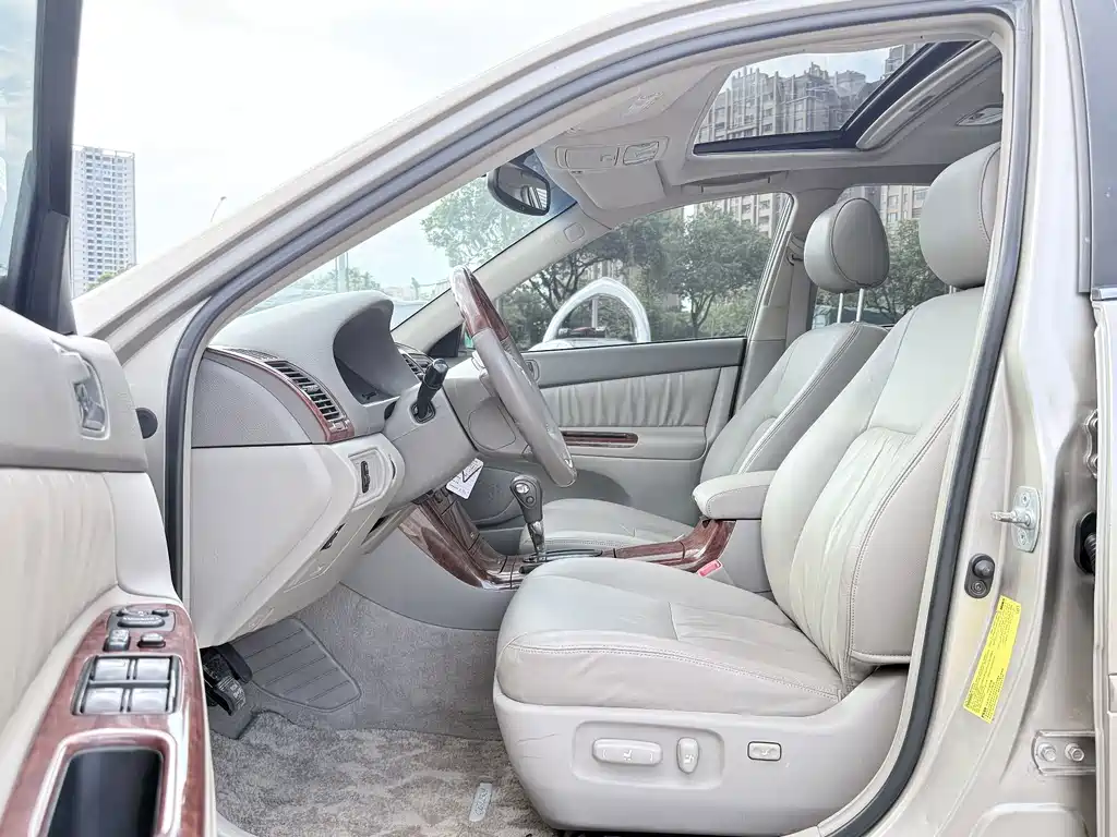 Toyota Camry — миниатюра 5