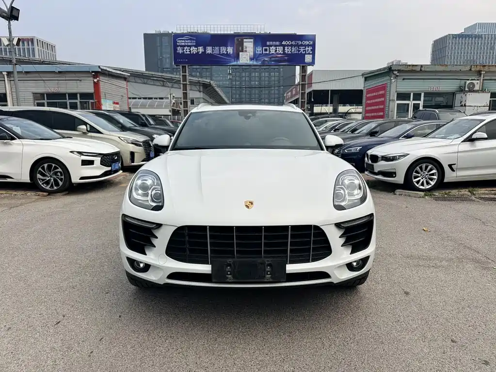 PORSCHE MACAN
