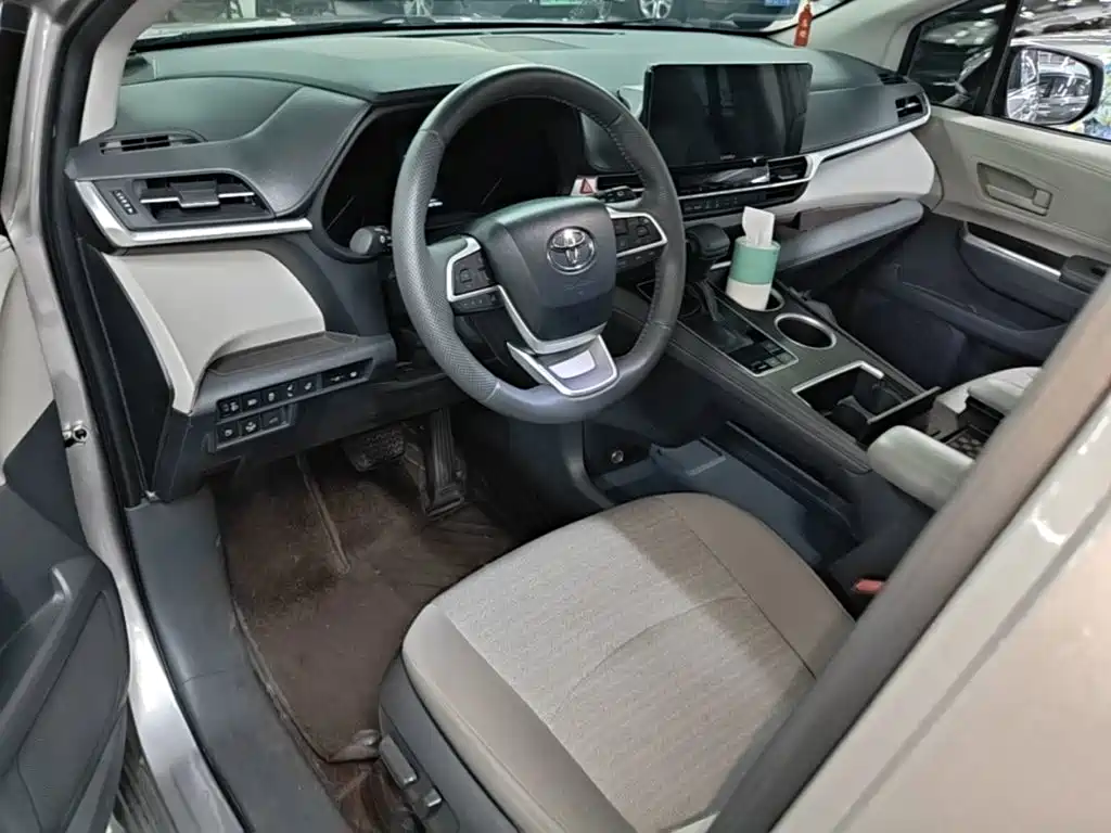 Toyota Sienna — миниатюра 10