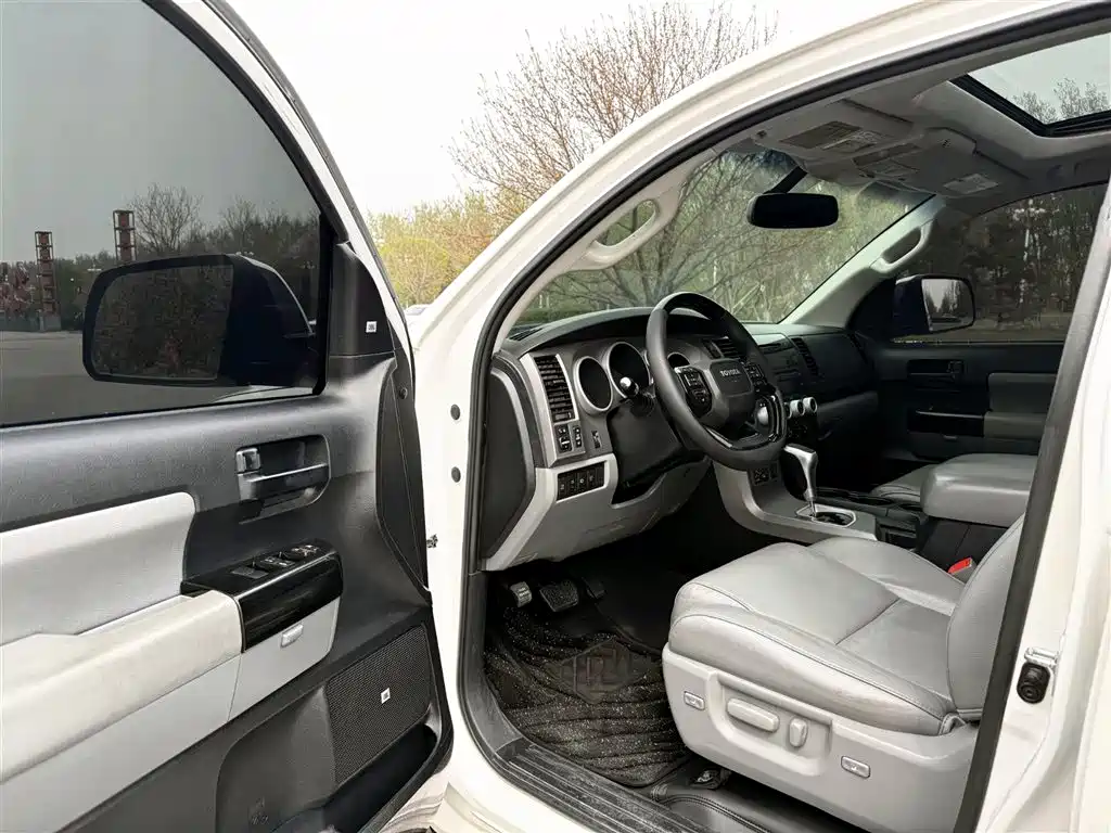 Toyota Sequoia 2015 5.7L AT