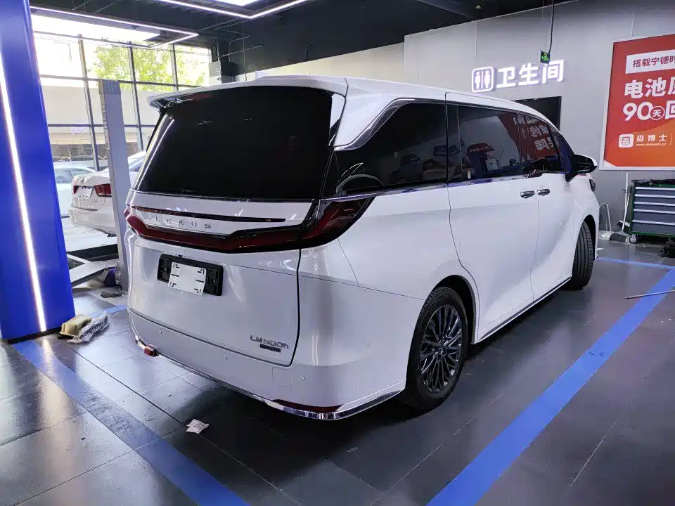 Lexus LM 2023 500h мест