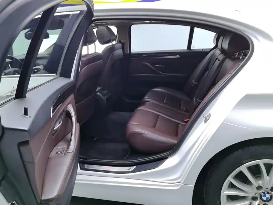 BMW 5 Series — миниатюра 11