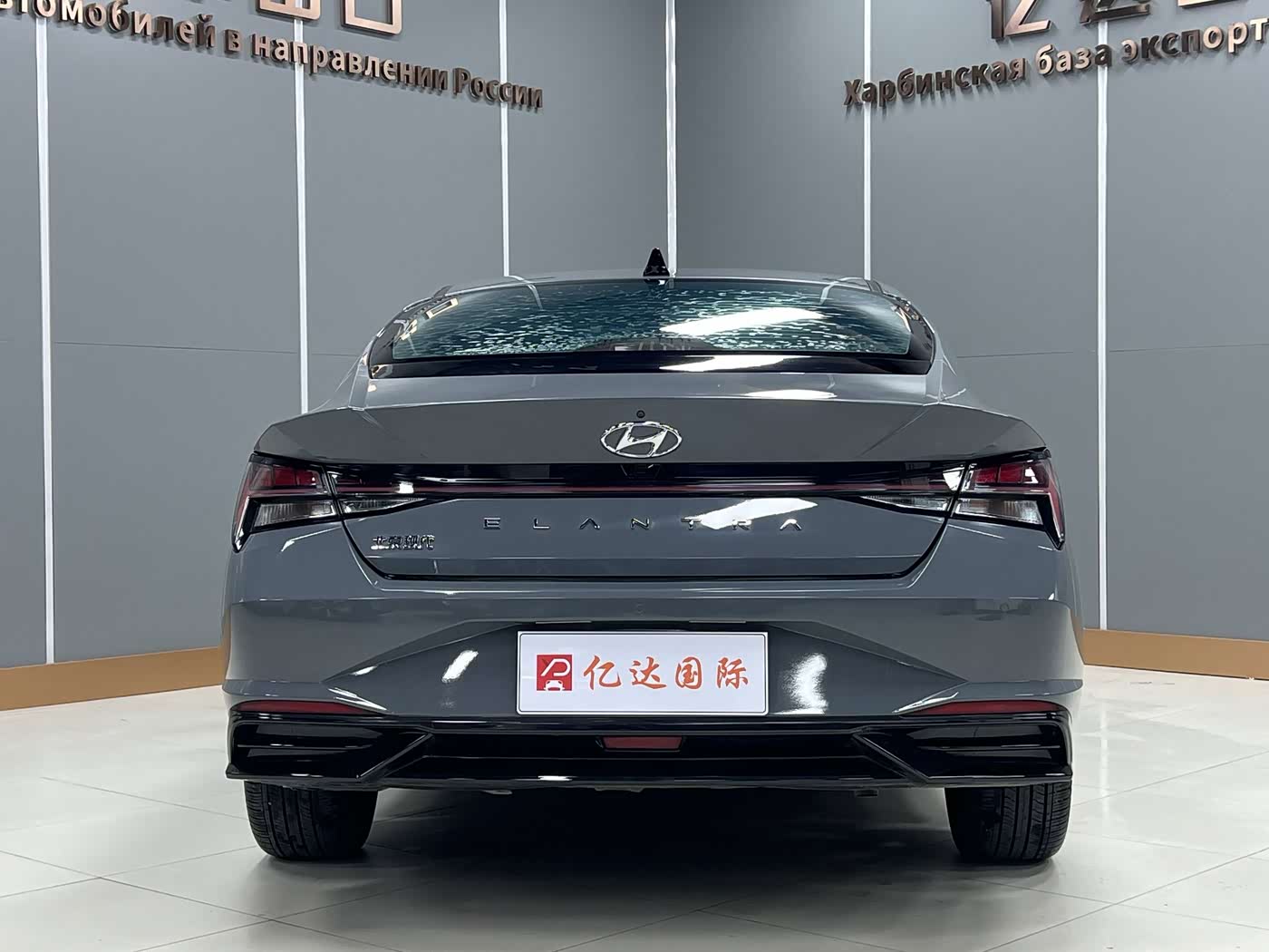 Hyundai Elantra 1.5 л 2022 г. Серебристо-серый, пробег 20000 км