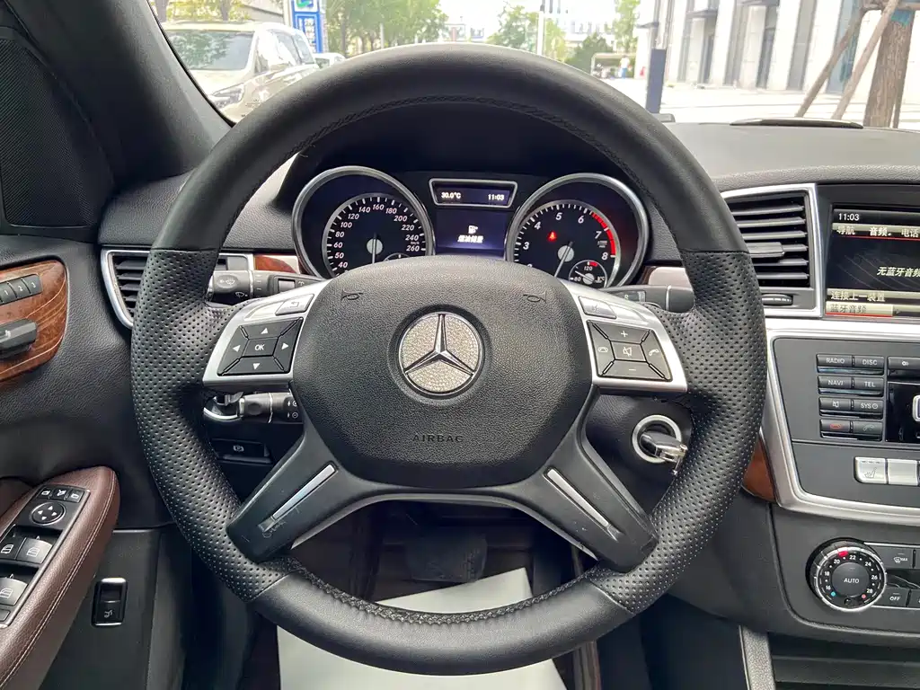Mercedes-Benz M-Class — миниатюра 12