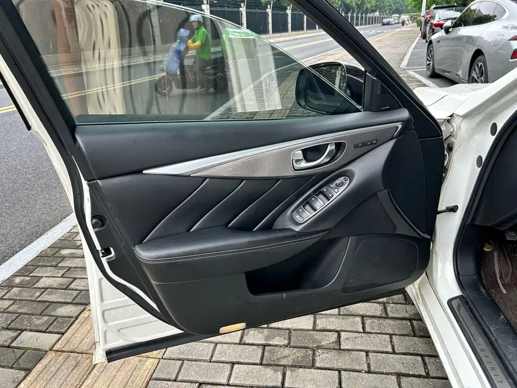 Infiniti Q50 2014 3.7L Comfort