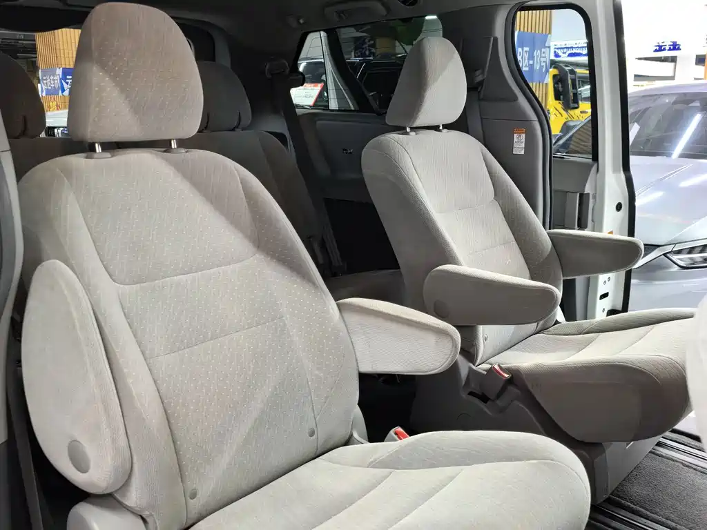 Toyota Sienna — миниатюра 9