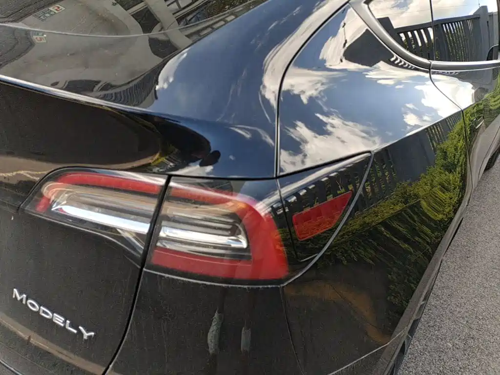 Tesla Model Y — миниатюра 8