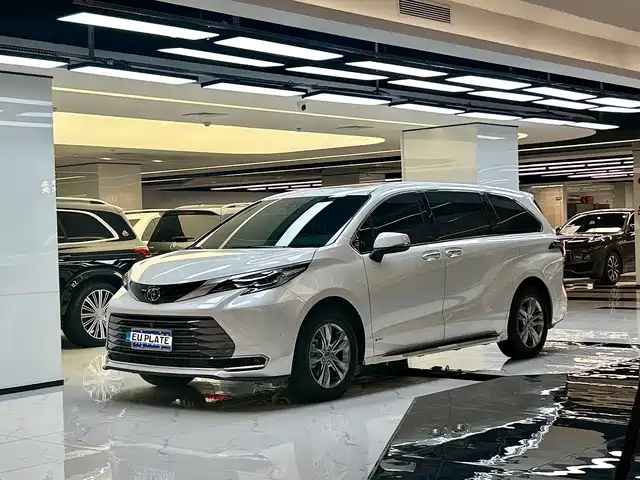 TOYOTA SIENNA 2024
