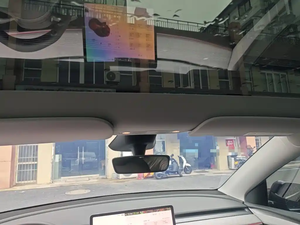 Tesla Model Y — миниатюра 18